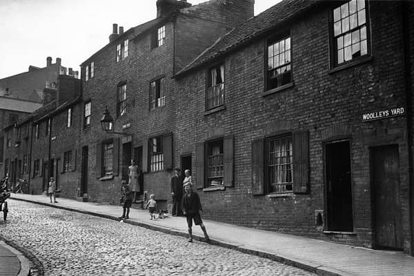 1st August 1933:  Children in the cobbled streets of a slum district in Nottingham