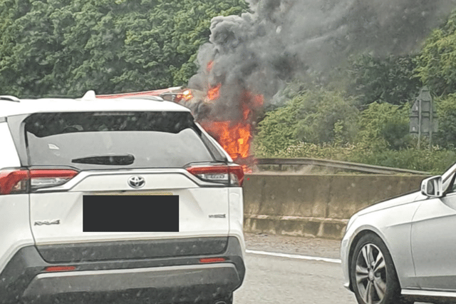 M1 Southbound J28 experiencing huge delays as lorry catches fire
