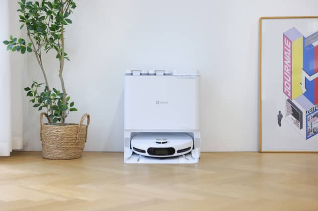 The Ezviz RS20 Pro sits in a smart-looking multi-function base